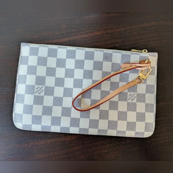 Checkered Wristlet Pochette - Picture 2 of 8